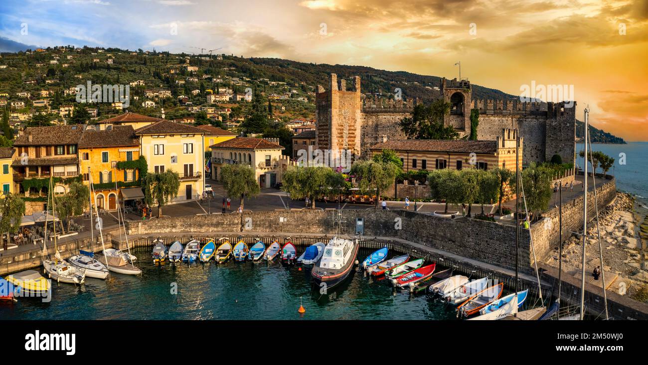 Malerische Orte des schönen Lago di Garda See. Luftaufnahme des charmanten Dorfes Torri del Benaco und mittelalterliche Burg. Italien, Provinz Verona Stockfoto