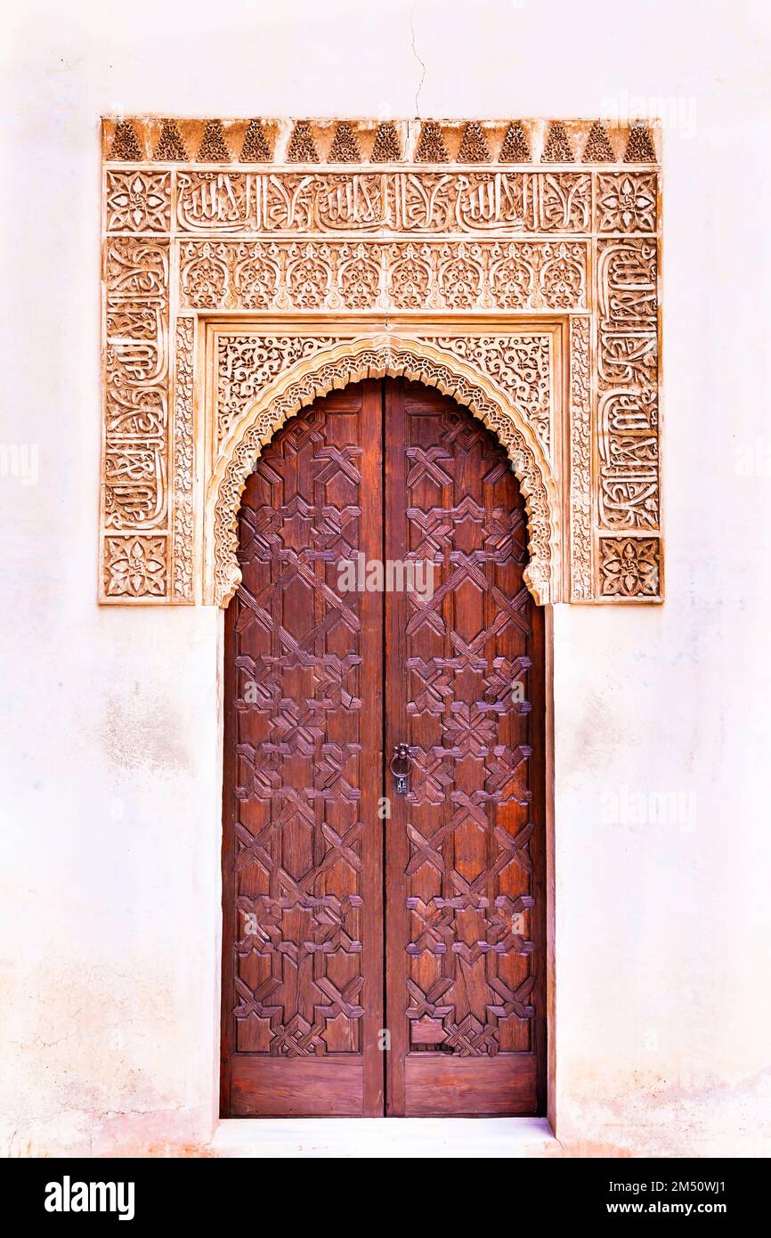 Fantastischer Alhambra Palast - einzigartige geschnitzte Wände und Türen im arabischen Stil in Granada, Andalusien, Spanien Stockfoto