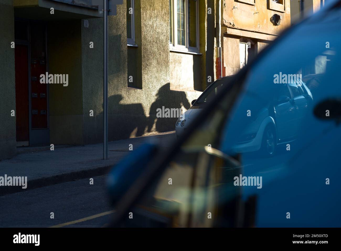 Menschliche Schatten an einer Mauer in der Altstadt Stockfoto