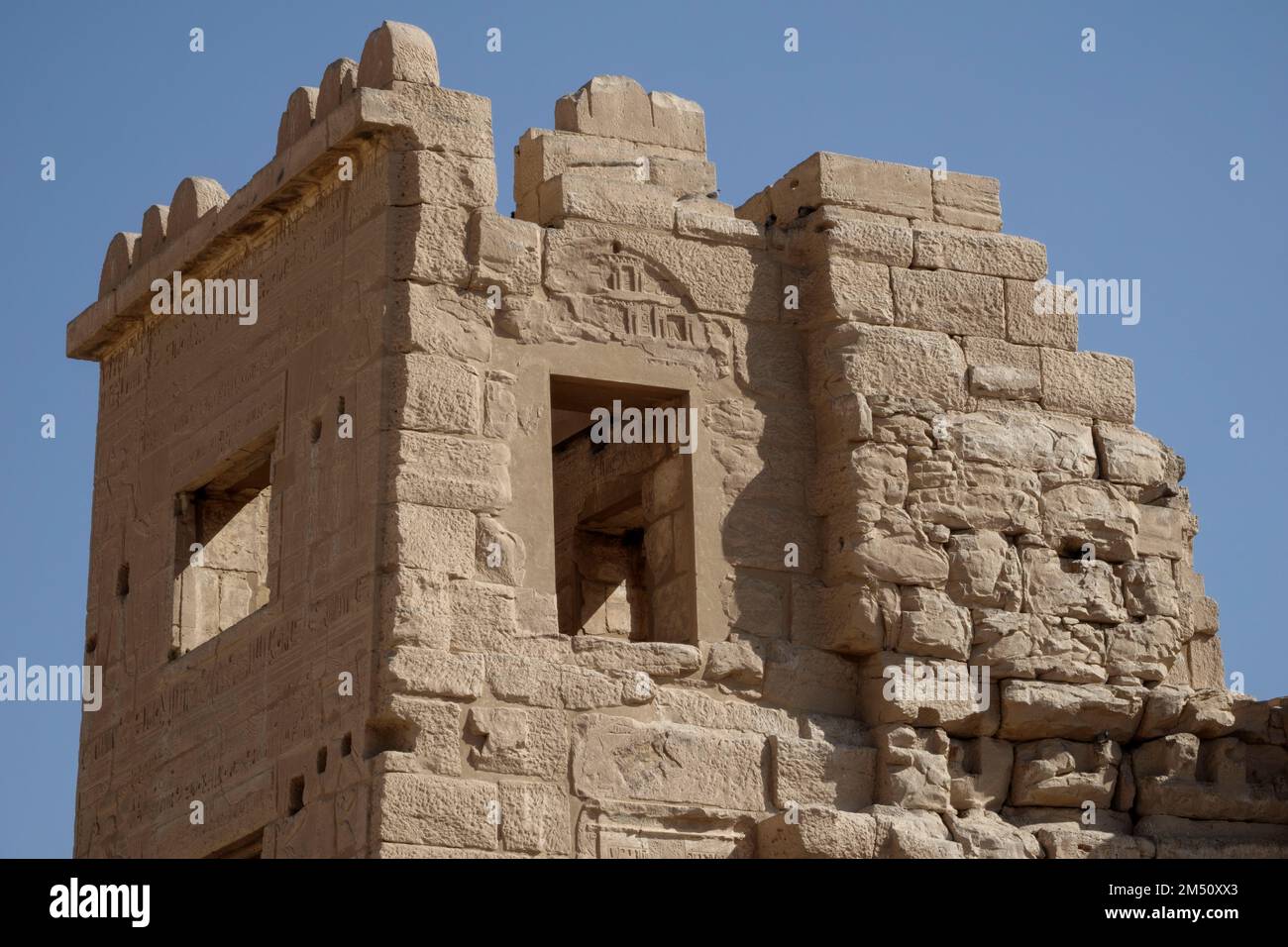 Das hohe Tor, Tempel des Medinet Habu, Westufer des Nils Luxor, Ägypten Stockfoto