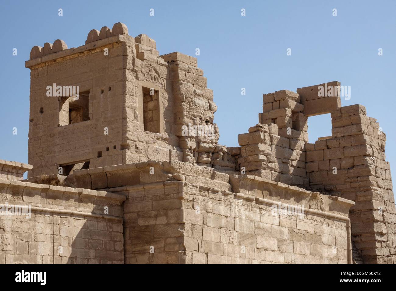 Das hohe Tor, Tempel des Medinet Habu, Westufer des Nils Luxor, Ägypten Stockfoto