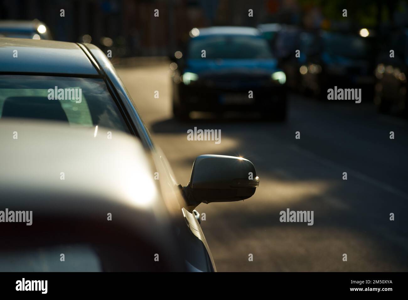 Autos auf der dunklen Straße der Stadt Stockfoto