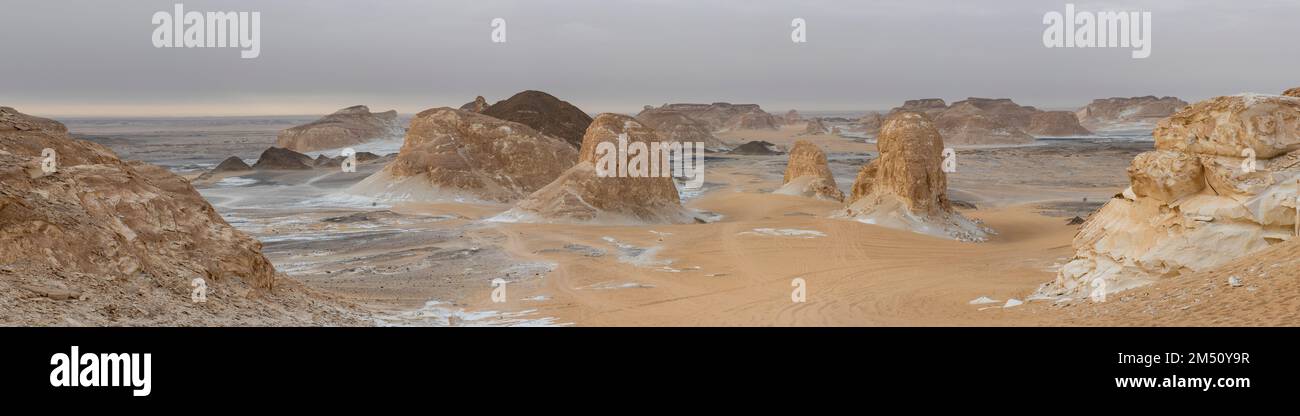 Malerischer Landschaftsblick auf die trostlose Wüste im ägyptischen Tal der Agabat-Hindernisse in der Farafra Oase mit geologischen Felsformationen Stockfoto