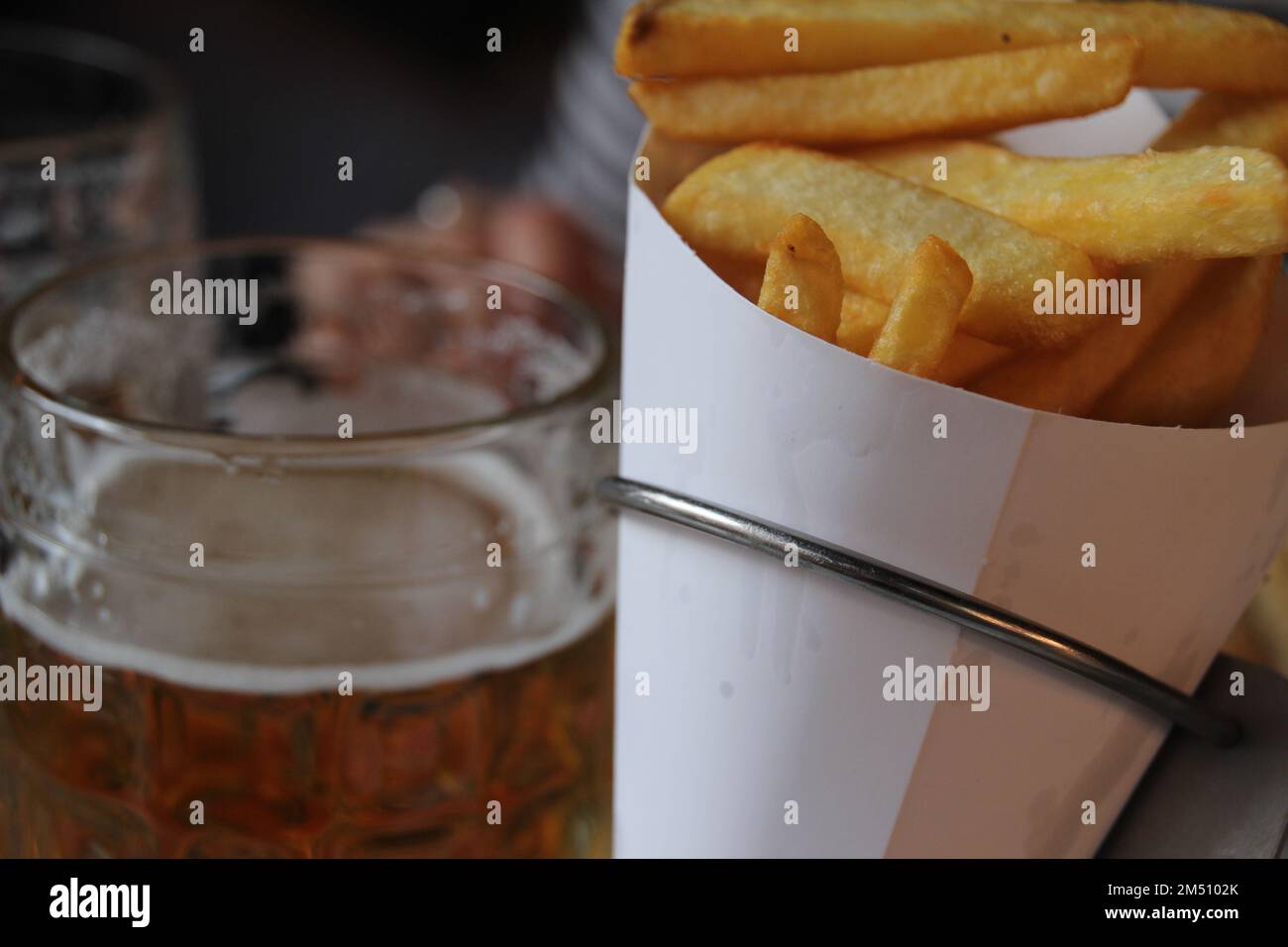 Eine Nahaufnahme von pommes frites in einer Schüssel Stockfoto