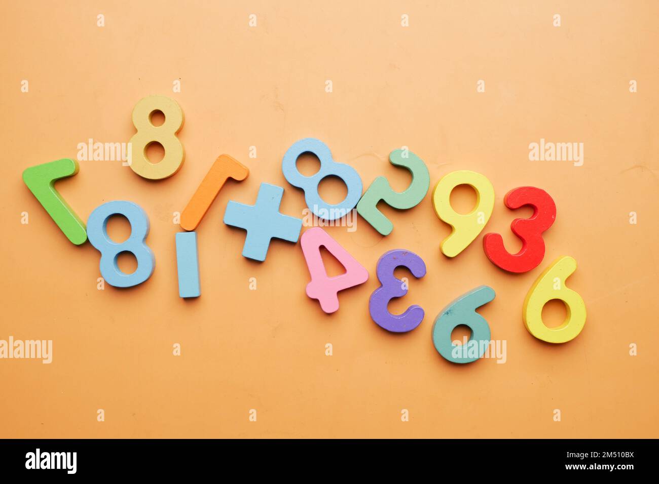 Bunte Plastikbuchstaben auf weißem Hintergrund, Nahaufnahme Stockfoto