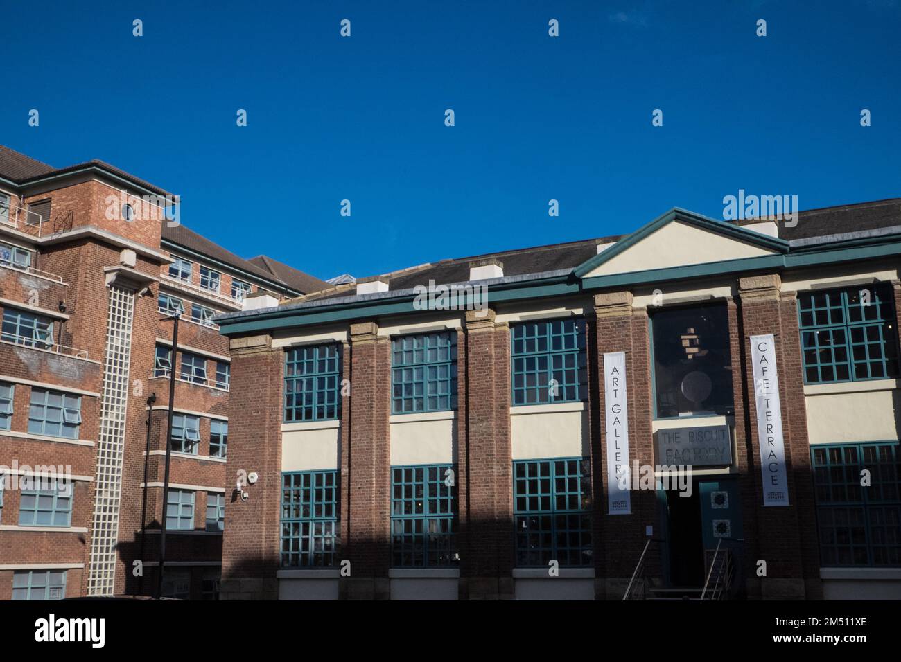Biscuit Factory,Gebäude,Kunst,Künstler,Galerie,Galerien,Weltraum,Ouseburn,Newcastle upon Tyne,Simply,Newcastle, ist eine, Stadt, und, Metropolregion, In, Tyne und Wear, England. Die Stadt befindet sich am Fluss Tyne, nördliches Ufer, und bildet den größten Teil des bebauten Gebiets von Tyneside. Newcastle ist auch die bevölkerungsreichste Stadt Nordostenglands. Nordosten, England, Englisch, GB, Großbritannien, Großbritannien, Großbritannien, Großbritannien, Großbritannien, Europa, Europa, 2-stöckige Kunst- und Handwerksgalerie in einem großen, ehemaligen Lagerhaus mit freiliegenden Ziegeln und freigelegten Böden Stockfoto