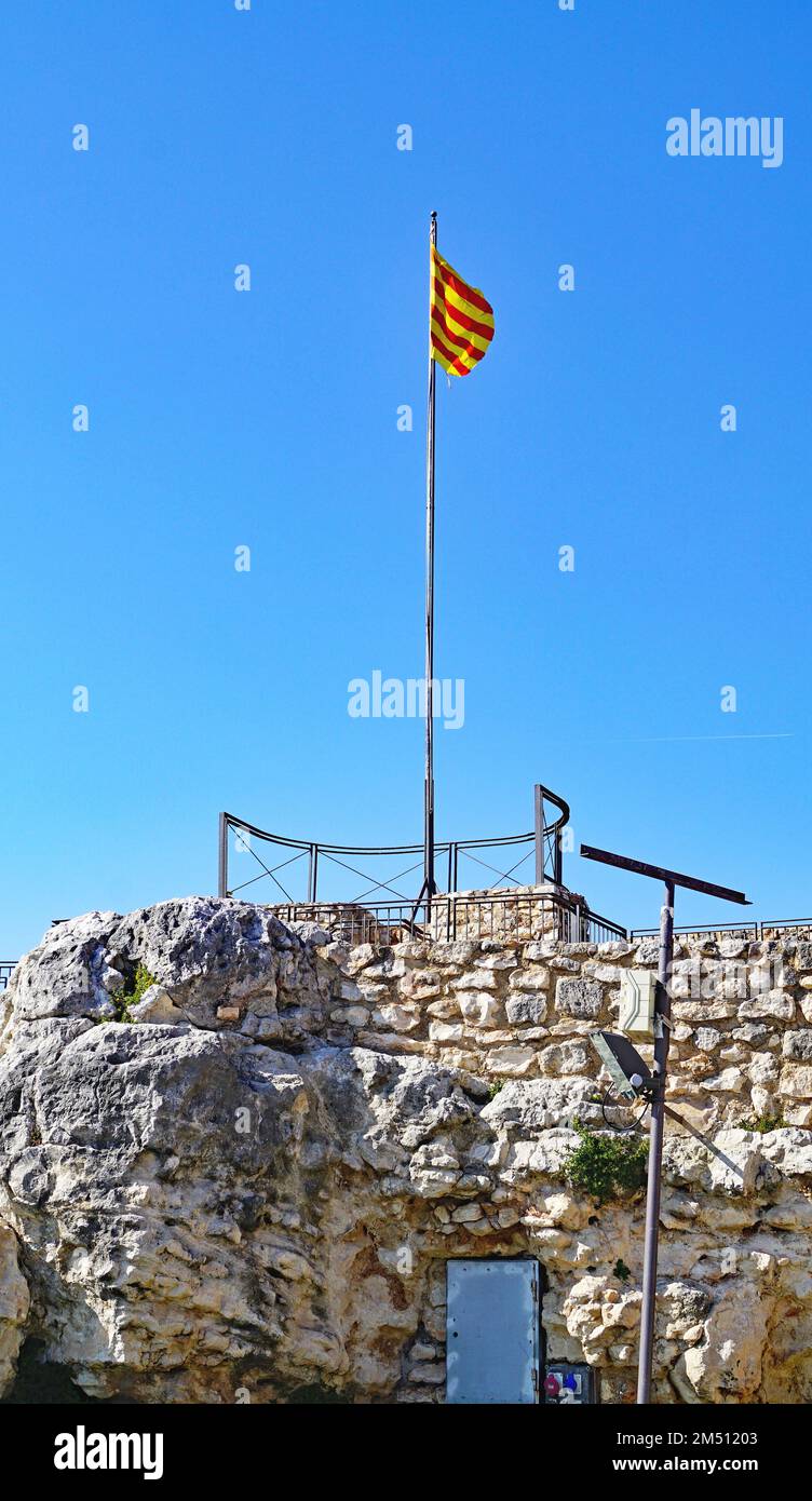 Bandera de Catalunya en el castillo de la Santa Creu en Calafell, Vendrell, Costa Dorada, Tarragona, Catalunya, España, Europa Stockfoto