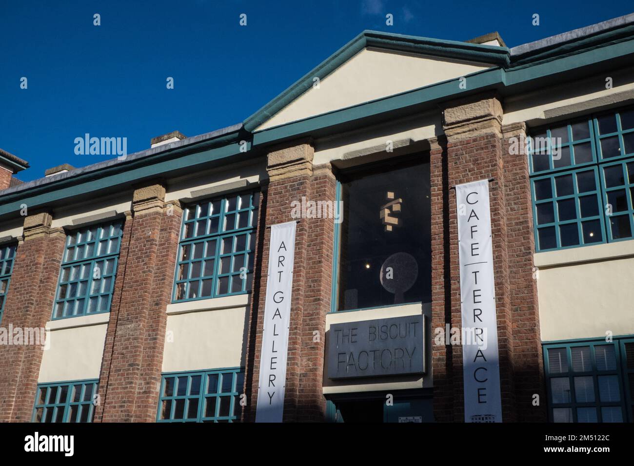 Biscuit Factory,Gebäude,Kunst,Künstler,Galerie,Galerien,Weltraum,Ouseburn,Newcastle upon Tyne,Simply,Newcastle, ist eine, Stadt, und, Metropolregion, In, Tyne und Wear, England. Die Stadt befindet sich am Fluss Tyne, nördliches Ufer, und bildet den größten Teil des bebauten Gebiets von Tyneside. Newcastle ist auch die bevölkerungsreichste Stadt Nordostenglands. Nordosten, England, Englisch, GB, Großbritannien, Großbritannien, Großbritannien, Großbritannien, Großbritannien, Europa, Europa, 2-stöckige Kunst- und Handwerksgalerie in einem großen, ehemaligen Lagerhaus mit freiliegenden Ziegeln und freigelegten Böden Stockfoto