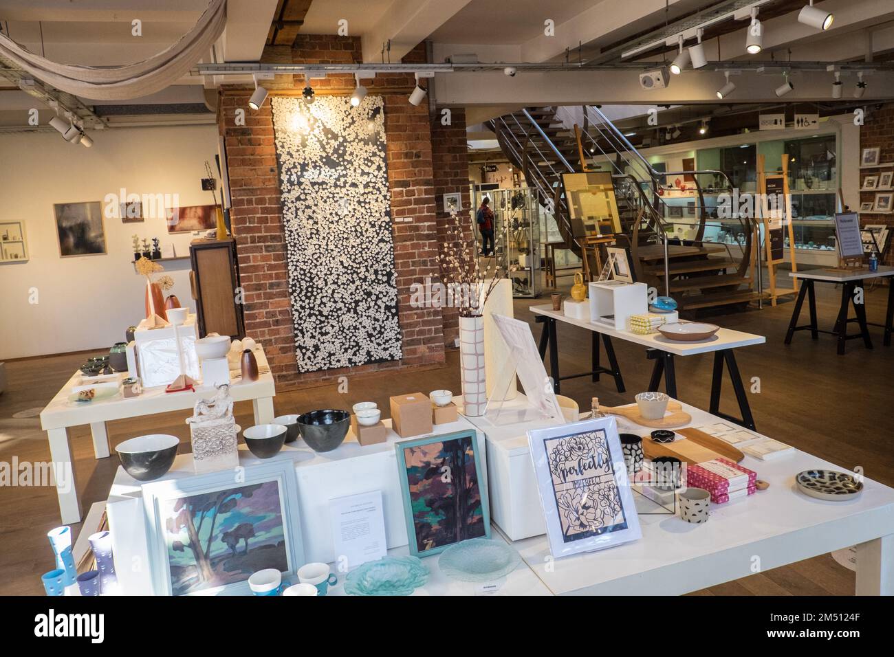 Biscuit Factory,Gebäude,Kunst,Künstler,Galerie,Galerien,Weltraum,Ouseburn,Newcastle upon Tyne,Simply,Newcastle, ist eine, Stadt, und, Metropolregion, In, Tyne und Wear, England. Die Stadt befindet sich am Fluss Tyne, nördliches Ufer, und bildet den größten Teil des bebauten Gebiets von Tyneside. Newcastle ist auch die bevölkerungsreichste Stadt Nordostenglands. Nordosten, England, Englisch, GB, Großbritannien, Großbritannien, Großbritannien, Großbritannien, Großbritannien, Europa, Europa, 2-stöckige Kunst- und Handwerksgalerie in einem großen, ehemaligen Lagerhaus mit freiliegenden Ziegeln und freigelegten Böden Stockfoto