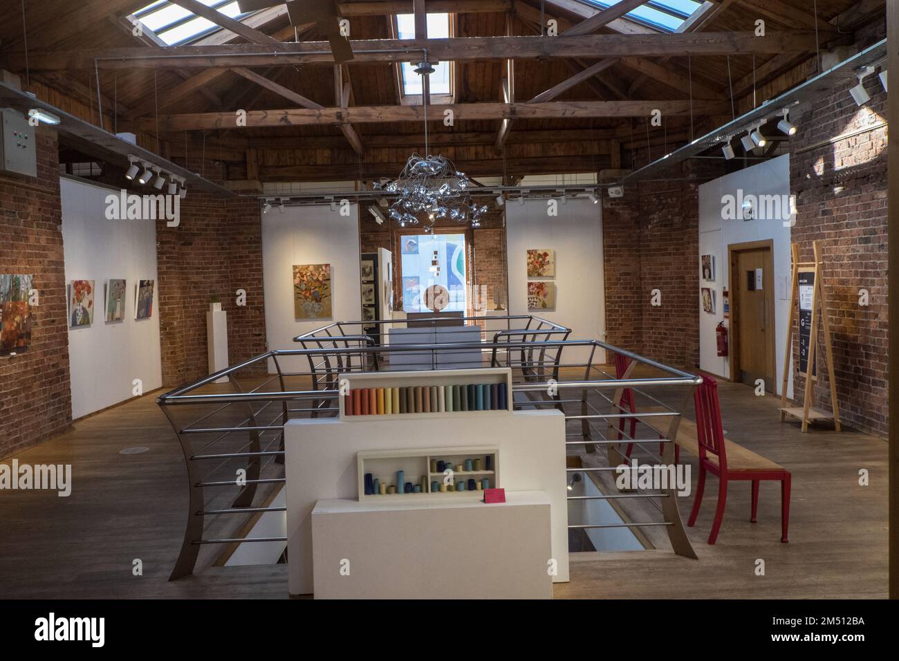 Biscuit Factory,Gebäude,Kunst,Künstler,Galerie,Galerien,Weltraum,Ouseburn,Newcastle upon Tyne,Simply,Newcastle, ist eine, Stadt, und, Metropolregion, In, Tyne und Wear, England. Die Stadt befindet sich am Fluss Tyne, nördliches Ufer, und bildet den größten Teil des bebauten Gebiets von Tyneside. Newcastle ist auch die bevölkerungsreichste Stadt Nordostenglands. Nordosten, England, Englisch, GB, Großbritannien, Großbritannien, Großbritannien, Großbritannien, Großbritannien, Europa, Europa, 2-stöckige Kunst- und Handwerksgalerie in einem großen, ehemaligen Lagerhaus mit freiliegenden Ziegeln und freigelegten Böden Stockfoto