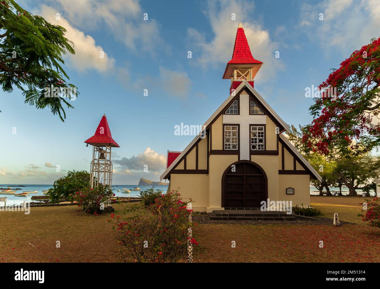 Die Kapelle mit dem roten Dach, Notre Dame Auxiliatrice, Cap Malheureux im Norden von Mauritius. Berühmter historischer Ort. Hier landeten die englischen Kolonisatoren Stockfoto
