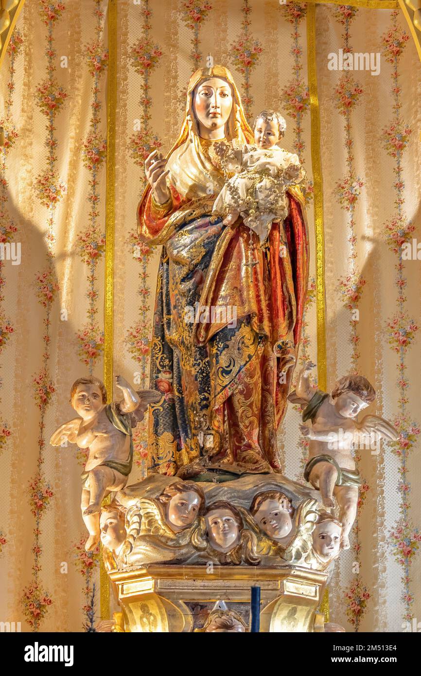 Huelva, Spanien-4. Dezember 2022: Die Jungfrau von Clarinen auf dem Hauptaltar der Gemeinde San Bartolome von Beas. Sie wird unter dem Aufruf von geweiht Stockfoto