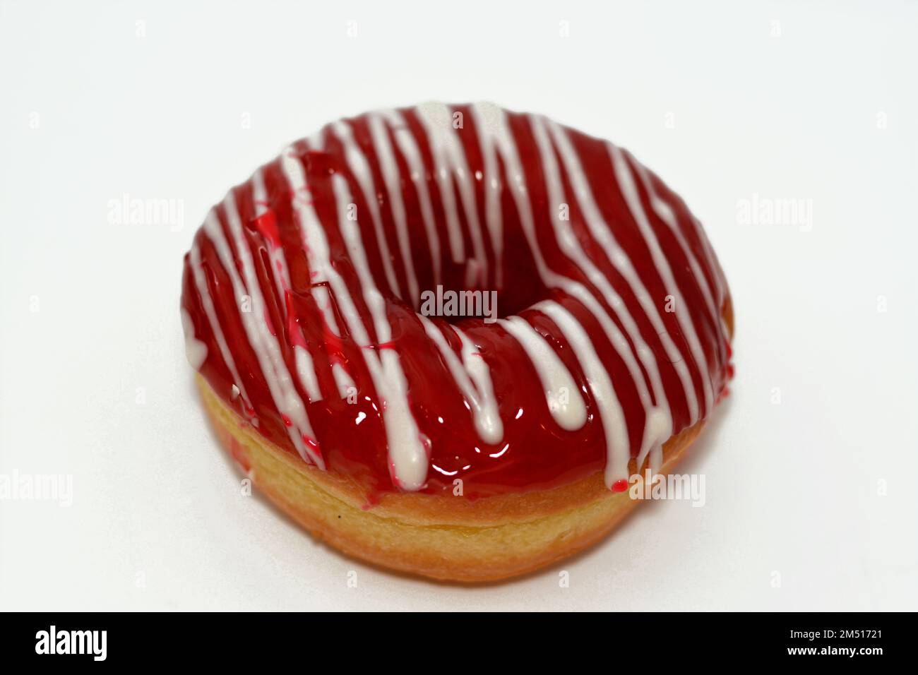 Donut mit Erdbeergeschmack und weißer Schokoladensauce, glasiert ...