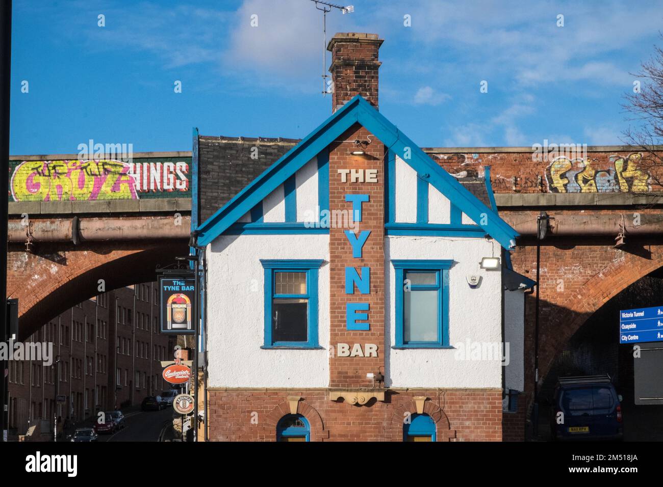 The Tyne Bar, Waterside, Pub, Bar, Inn, neben, Ouseburn River, Ouseburn, Gegend von, Newcastle upon Tyne, einfach, Newcastle, ist eine, Stadt, Und, Stadtbezirk, in, Tyne und Wear, England. Die Stadt befindet sich am Fluss Tyne, nördliches Ufer, und bildet den größten Teil des bebauten Gebiets von Tyneside. Newcastle ist auch die bevölkerungsreichste Stadt Nordostenglands. Nordosten, England, Englisch, GB, Großbritannien, Großbritannien, Großbritannien, Großbritannien, Großbritannien, Großbritannien, Europa, Europa Stockfoto