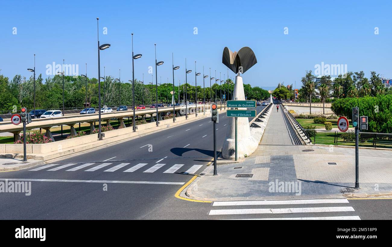 Brücke mit dem Namen „9 de Octubre“ (Pont del Nou d'Octubre), entworfen von Santiago Calatrava. Stockfoto
