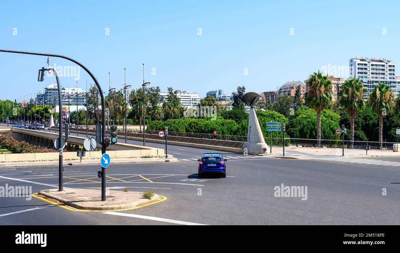 Brücke mit dem Namen „9 de Octubre“ (Pont del Nou d'Octubre), entworfen von Santiago Calatrava. Stockfoto