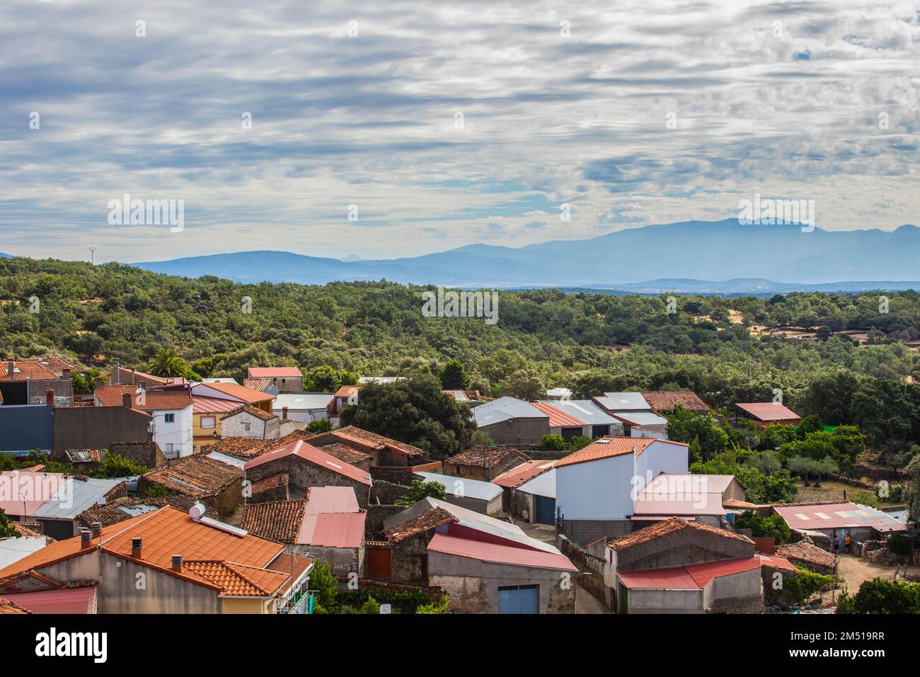 Das Aceituna-Dörfchen im Uberblick. Kleines ländliches Dorf im Alagon Valley. Caceres, Extremadura, Spanien Stockfoto