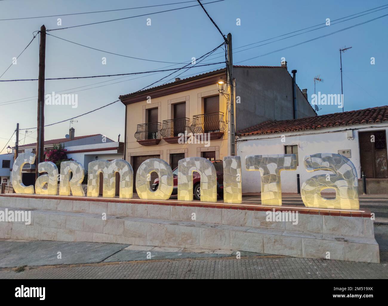 Carmonita, Spanien - Agust 14., 2022: Signaturbriefe von Carmonita, Badajoz, Extremadura, Spanien. Ein Schild zur Identifizierung der Kleinstadt bei Dämmerung Stockfoto