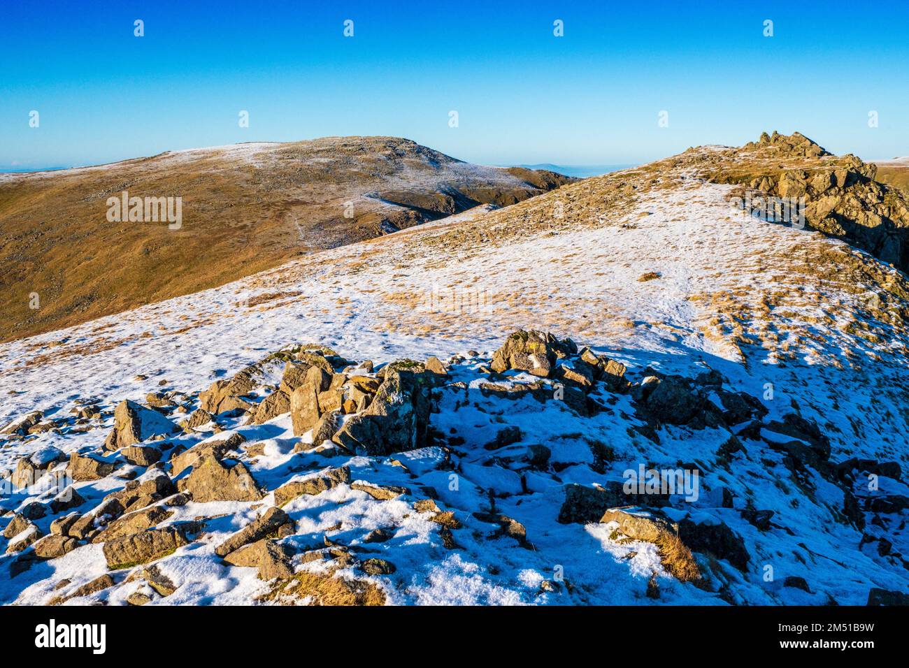 Lake District, Cumbria, Großbritannien. Scoat Fell und Haycock mit brennendem Schneestaub. Stockfoto