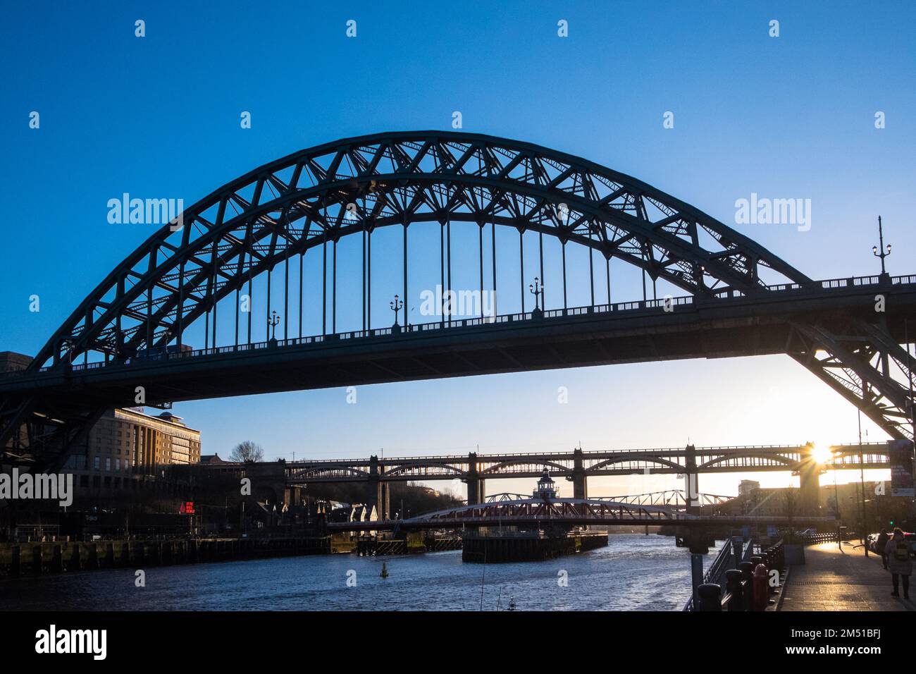Iconic,Tyne Bridge,Brücke,Brücken,Fluss Tyne,at,Sundown,Sonnenuntergang,Silhouette,Aussicht,Newcastle upon Tyne,einfach,Newcastle, ist eine, Stadt, und, Metropolitan Borough, In, Tyne und Wear, England. Die Stadt befindet sich am Fluss Tyne, nördliches Ufer, und bildet den größten Teil des bebauten Gebiets von Tyneside. Newcastle ist auch die bevölkerungsreichste Stadt Nordostenglands. Nordosten, England, Englisch, GB, Großbritannien, Großbritannien, Großbritannien, Stockfoto