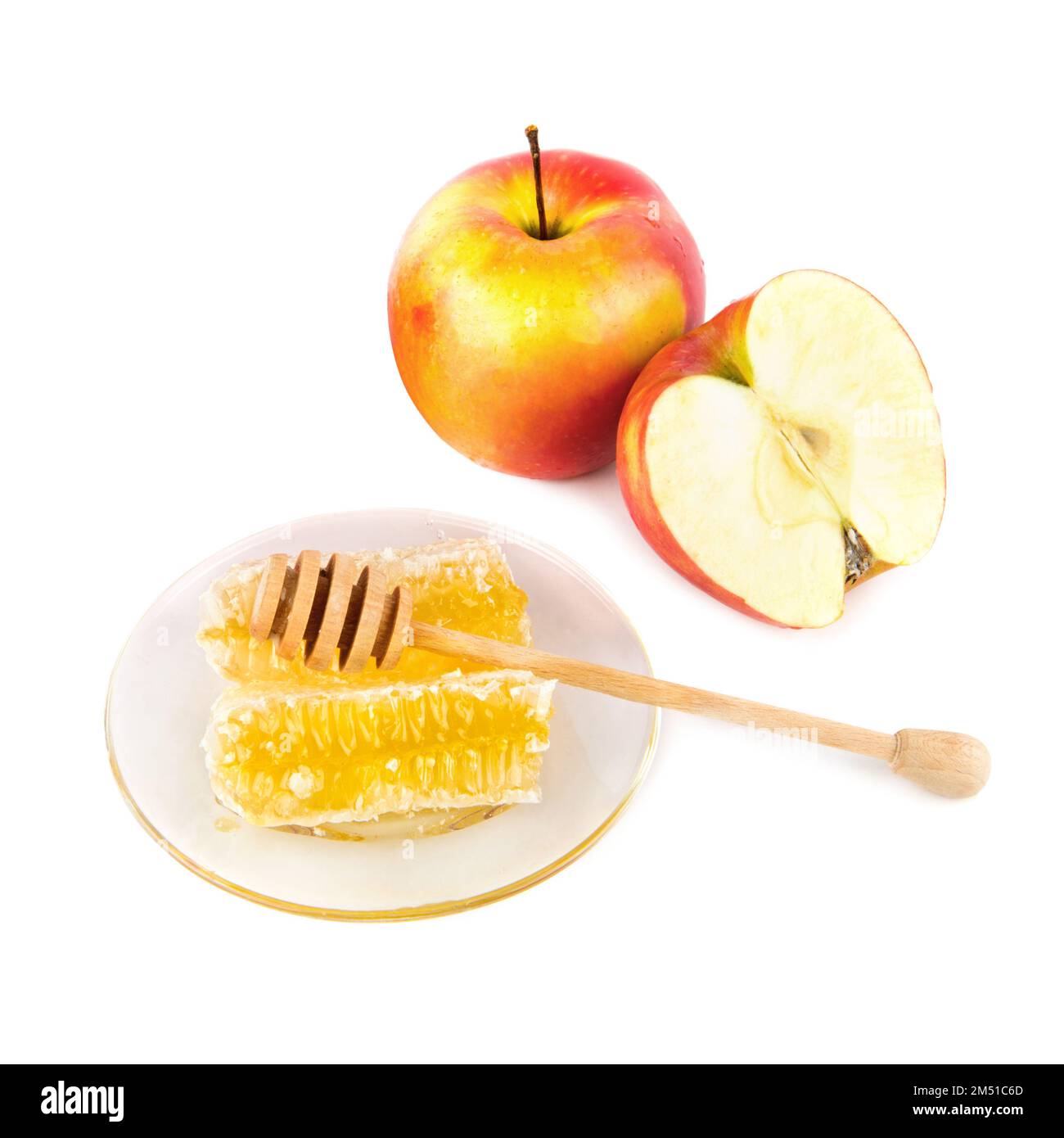 Wabenholz und reifer Apfel, isoliert auf weißem Hintergrund. Stockfoto
