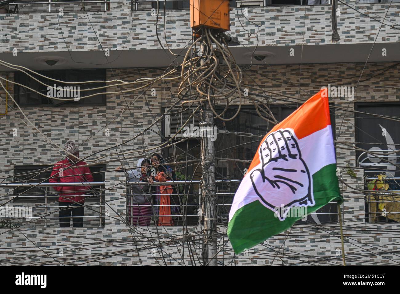 New Delhi, Delhi, Indien. 24. Dezember 2022. Die Menschen stehen auf dem Balkon, während sie den Bharat Jodo Yatra von Indiens größter Opposition, der indischen Nationalkongresspartei in Neu-Delhi, sehen (Kreditbild: © Kabir Jhangiani/ZUMA Press Wire). Kredit: ZUMA Press, Inc./Alamy Live News Stockfoto