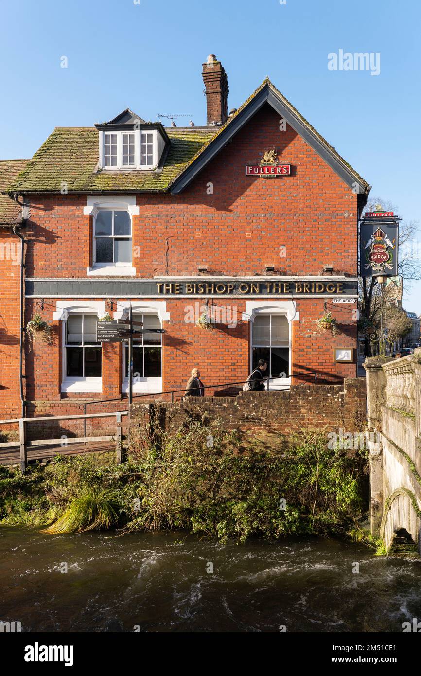 Das Bishop on the Bridge ist ein traditionelles Pub und Restaurant am Flussufer in Winchester mit Blick auf den Fluss Itchen. Hampshire, England Stockfoto