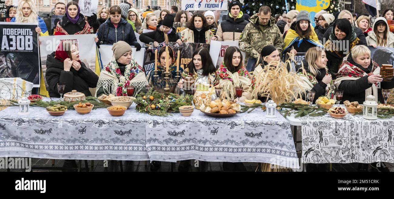 Kiew, Ukraine. 24. Dezember 2022. UKRAINE KIEW SOPHIA SQUARE FLASH MOB ORGANISIERT VON FAMILIEN DER ASOWSCHEN SOLDATEN ASOWSCHE REGIMENT WEIHNACHTEN IN GEFANGENSCHAFT FÜR ASOWSCHE SOLDATEN, die 6 MONATE VON DER RUSSISCHEN ARMEE GEFANGEN GEHALTEN wurden Editorial nur Verwendung Kredit: Unabhängige Fotoagentur/Alamy Live News Stockfoto