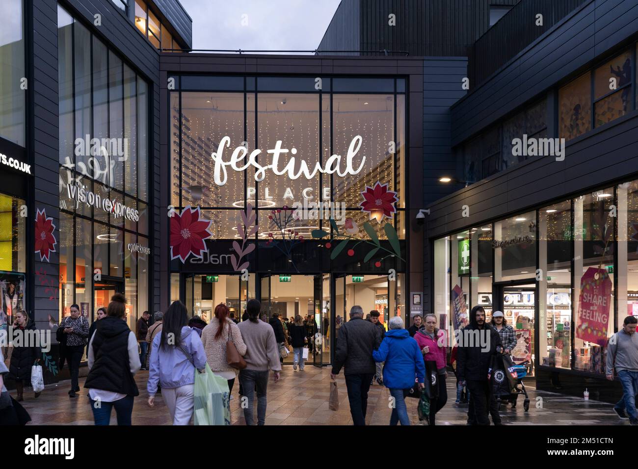 Eintritt zum Festival Place Shopping Centre über die Malls zur Weihnachtszeit mit Leuten Shopping und festlichen Feenlichtern oben. Basingstoke, England Stockfoto