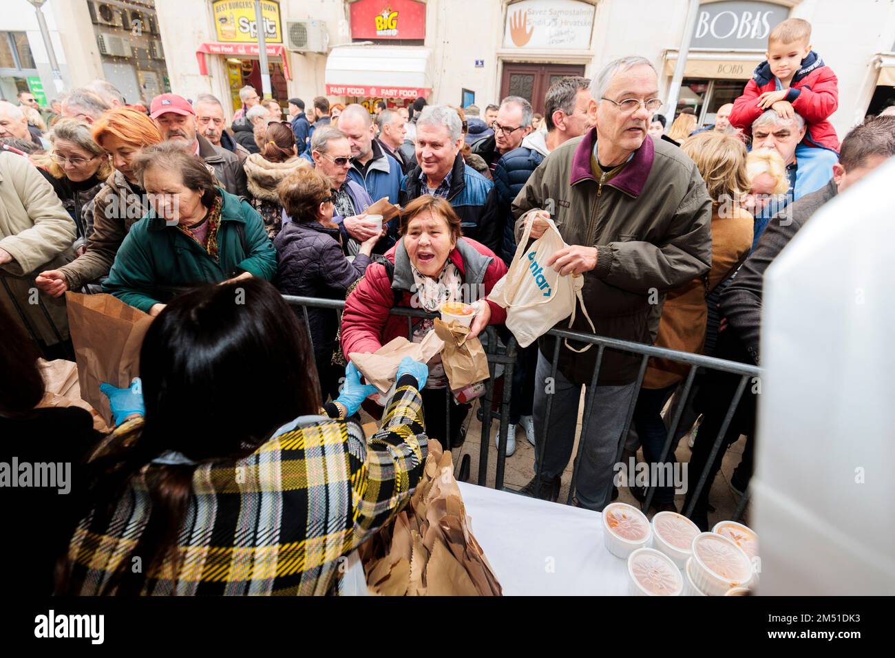 Auf dem Fischmarkt in Split wurden genau um 12 Uhr im Rahmen der Manifestation „Split with love“ fünftausend Portionen Kabeljau verteilt, die von mehr als 70 Freiwilligen aus einer Pfanne mit einem Durchmesser von 2,6 Metern verteilt wurden. In Split, Kroatien, am 24. Dezember 2022. Foto: Miroslav Lelas/PIXSELL Credit: Pixsell/Alamy Live News Stockfoto