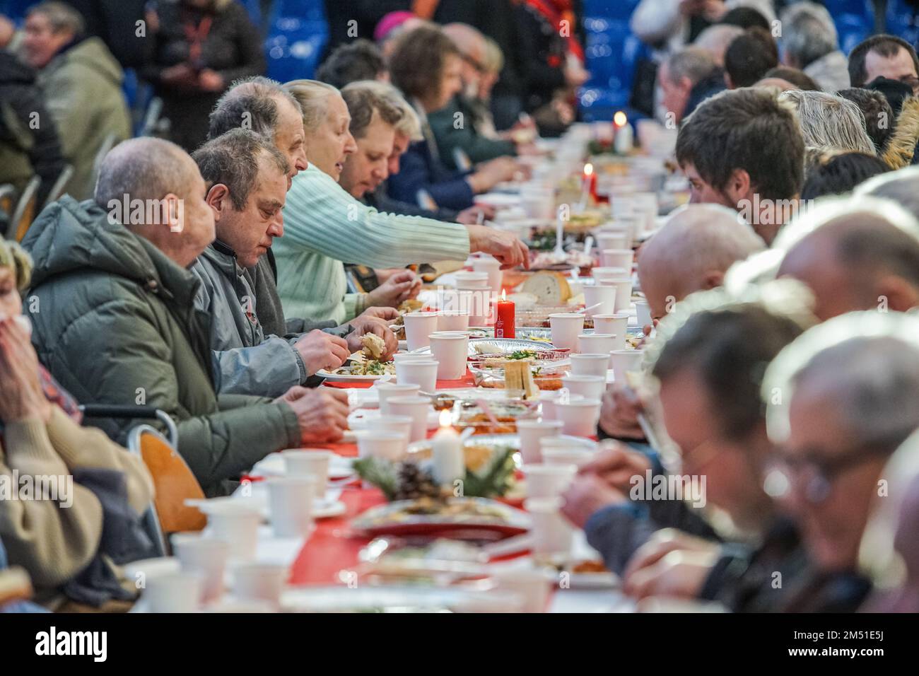 Sopot, Polen. 24. Dezember 2022. Am 24. Dezember 2022 nahmen mehr als 300 Personen an der Weihnachtsfeier in Sopot (Polen) Teil. Die christliche Wohltätigkeitsorganisation Caritas Polens organisierte ein traditionelles polnisches Weihnachtsessen. Die Leute teilten sich eine besondere Waffel, wenn sie Weihnachtsgrüße austauschten. Obdachlose und Arme wurden mit traditionellen polnischen Bigos, Pierogi, Fisch, Brot und Kuchen begrüßt. (Foto: Vadim Pacajev/Sipa USA) Guthaben: SIPA USA/Alamy Live News Stockfoto