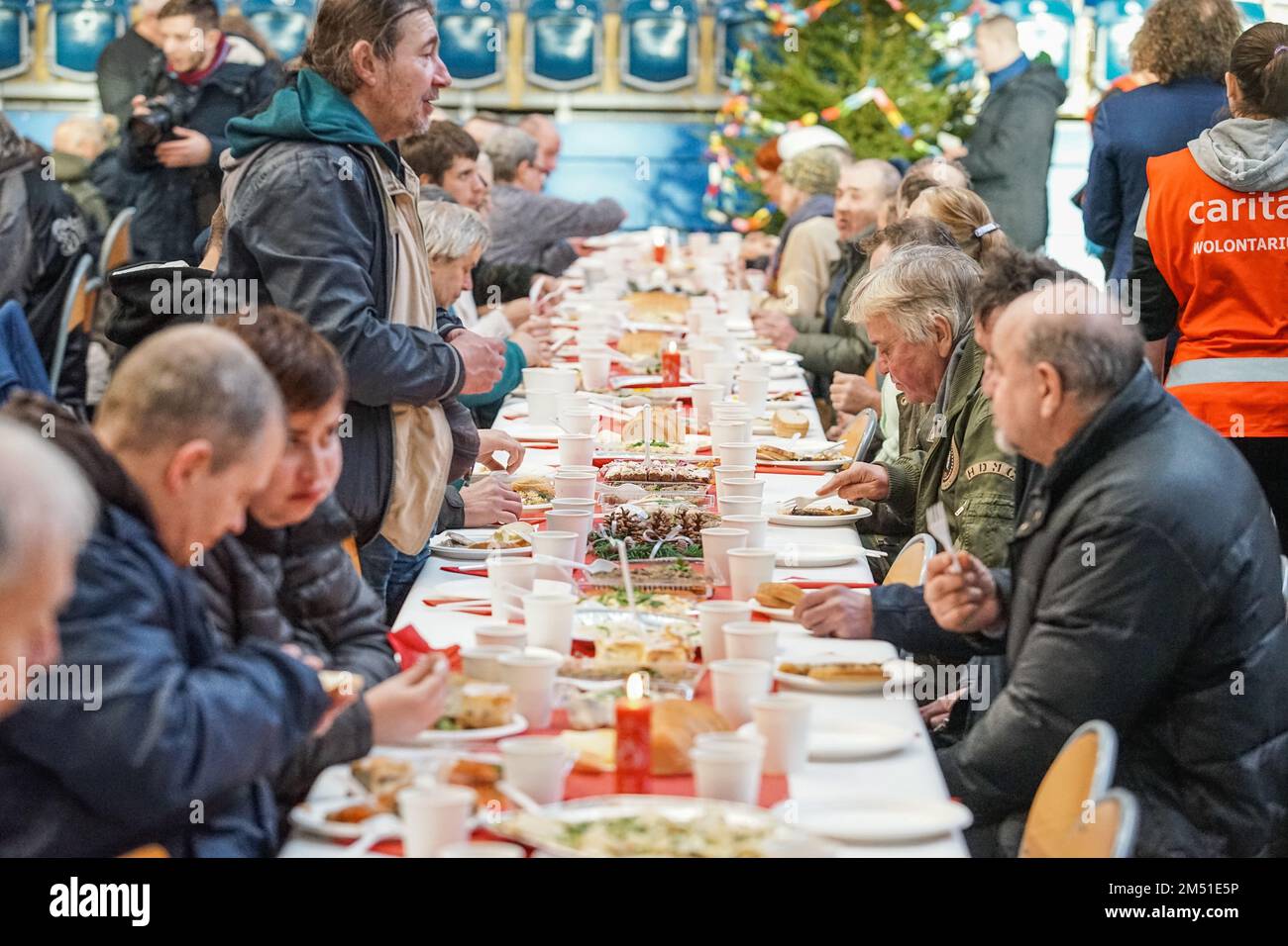 Sopot, Polen. 24. Dezember 2022. Am 24. Dezember 2022 nahmen mehr als 300 Personen an der Weihnachtsfeier in Sopot (Polen) Teil. Die christliche Wohltätigkeitsorganisation Caritas Polens organisierte ein traditionelles polnisches Weihnachtsessen. Die Leute teilten sich eine besondere Waffel, wenn sie Weihnachtsgrüße austauschten. Obdachlose und Arme wurden mit traditionellen polnischen Bigos, Pierogi, Fisch, Brot und Kuchen begrüßt. (Foto: Vadim Pacajev/Sipa USA) Guthaben: SIPA USA/Alamy Live News Stockfoto