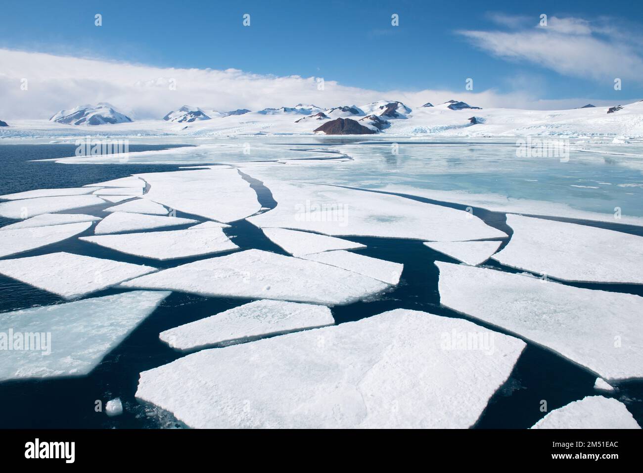 Antarktis, Weddell-Meer, Larson Inlet. Gebrochenes Meereis. 64° 24' 45 S 59° 27' 2 W.. Stockfoto