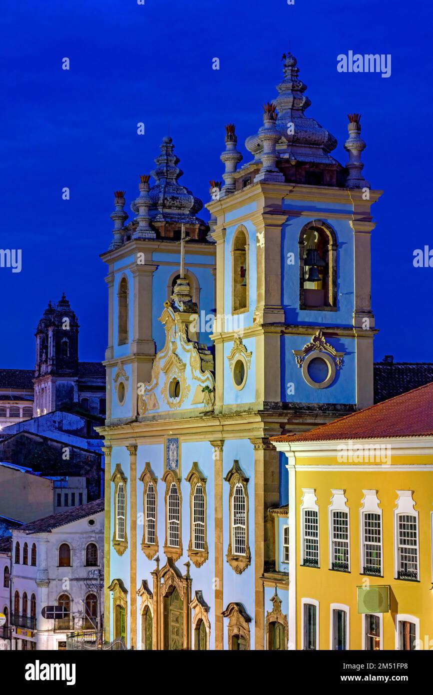 Das Viertel Pelourinho in Salvador ist bei Nacht mit seinen beleuchteten historischen Häusern und Kirchen zu sehen Stockfoto