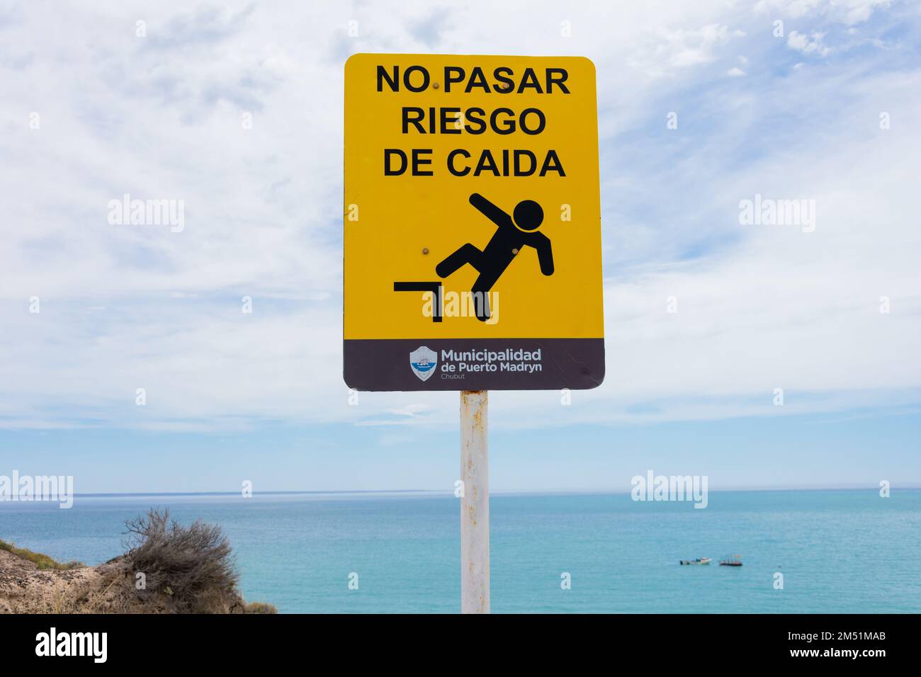 Puerto Madryn, Provinz Chubut, Argentinien. 17. Dezember 2022. Kein Trespassing, Sturzgefahr Schild mit dem Meer im Hintergrund Stockfoto