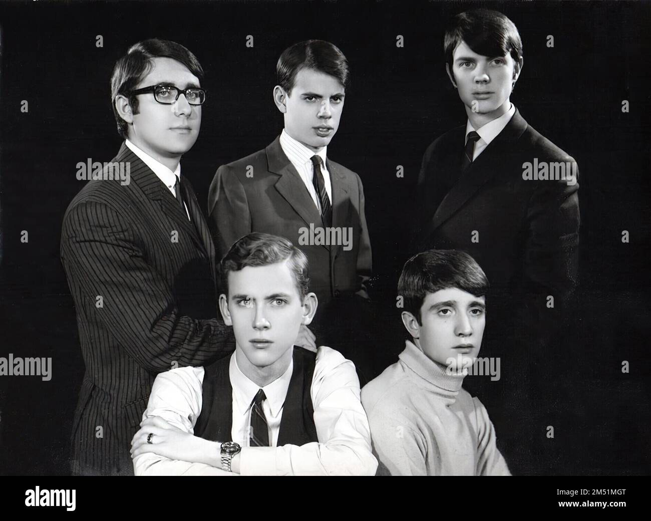 Los Botines 1966-67. Fila Superior: Emilio Llacer (guitarra de ritmo), Roche (guitarra solista), Camilo Blanes (Cantante). Sentados: Gonzalo González (bajo y Manolo Varela (Batería). Stockfoto