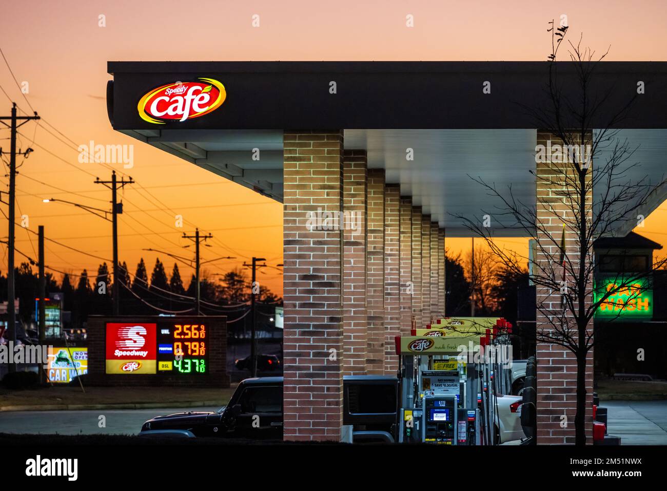 Speedway-Tankstelle und 24-Stunden-Geschäft mit Speedy Cafe in der Abenddämmerung in Snellville, Georgia. (USA) Stockfoto