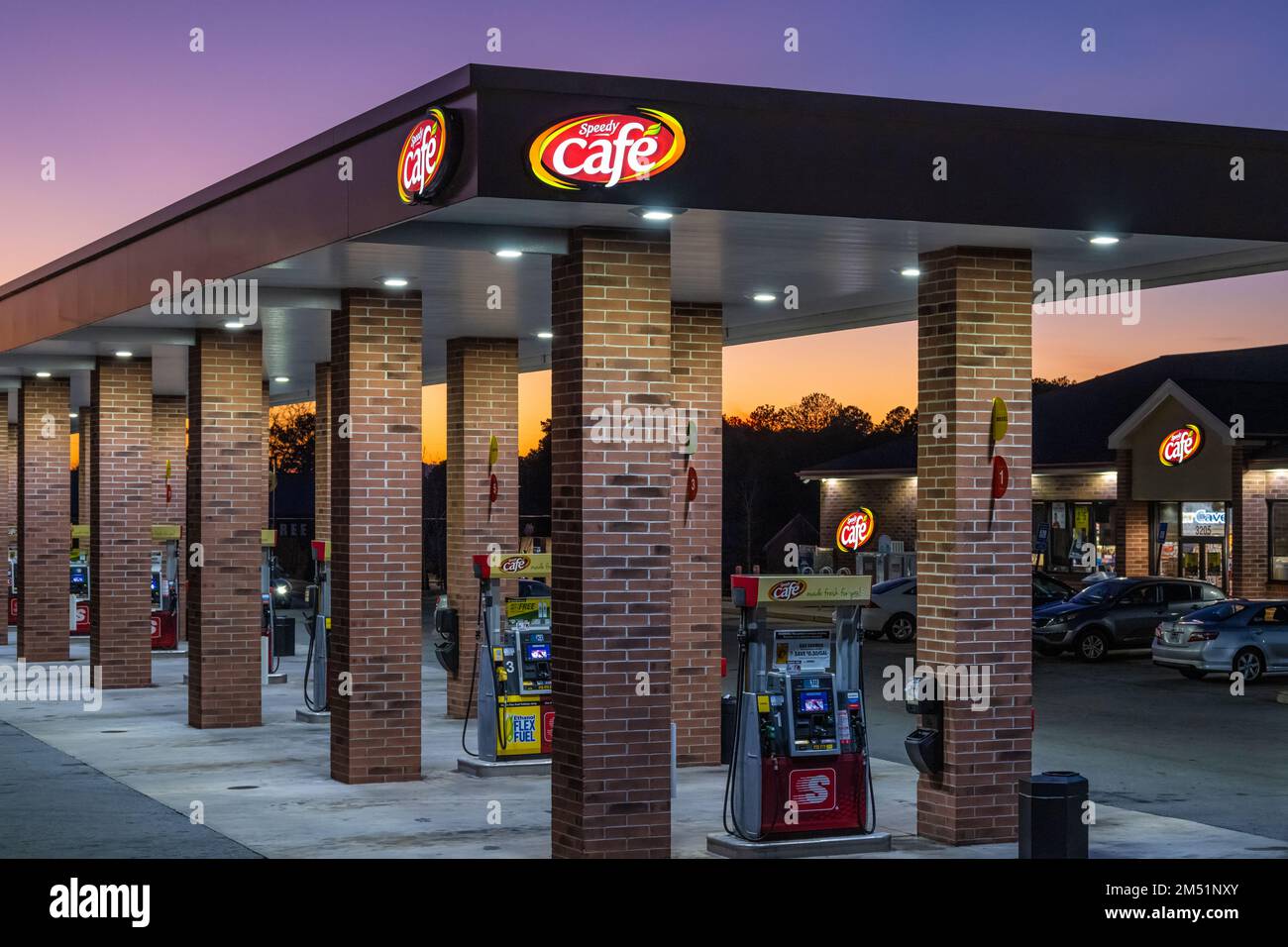 Speedway-Tankstelle und 24-Stunden-Geschäft mit Speedy Cafe in der Abenddämmerung in Snellville, Georgia. (USA) Stockfoto