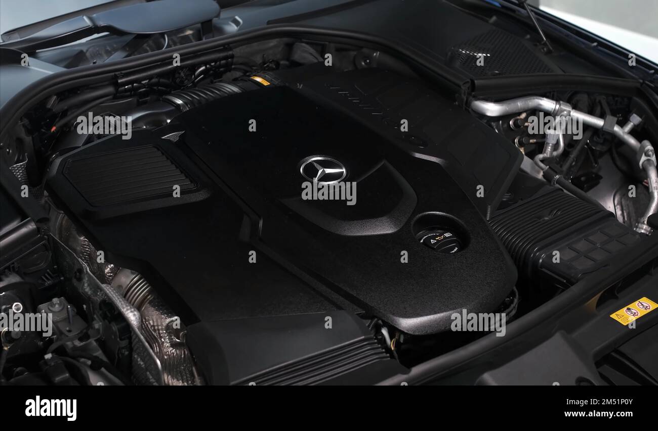 Nahaufnahme eines schwarzen Mercedes Benz S Klasse 6-Zylinder-Motors Stockfoto