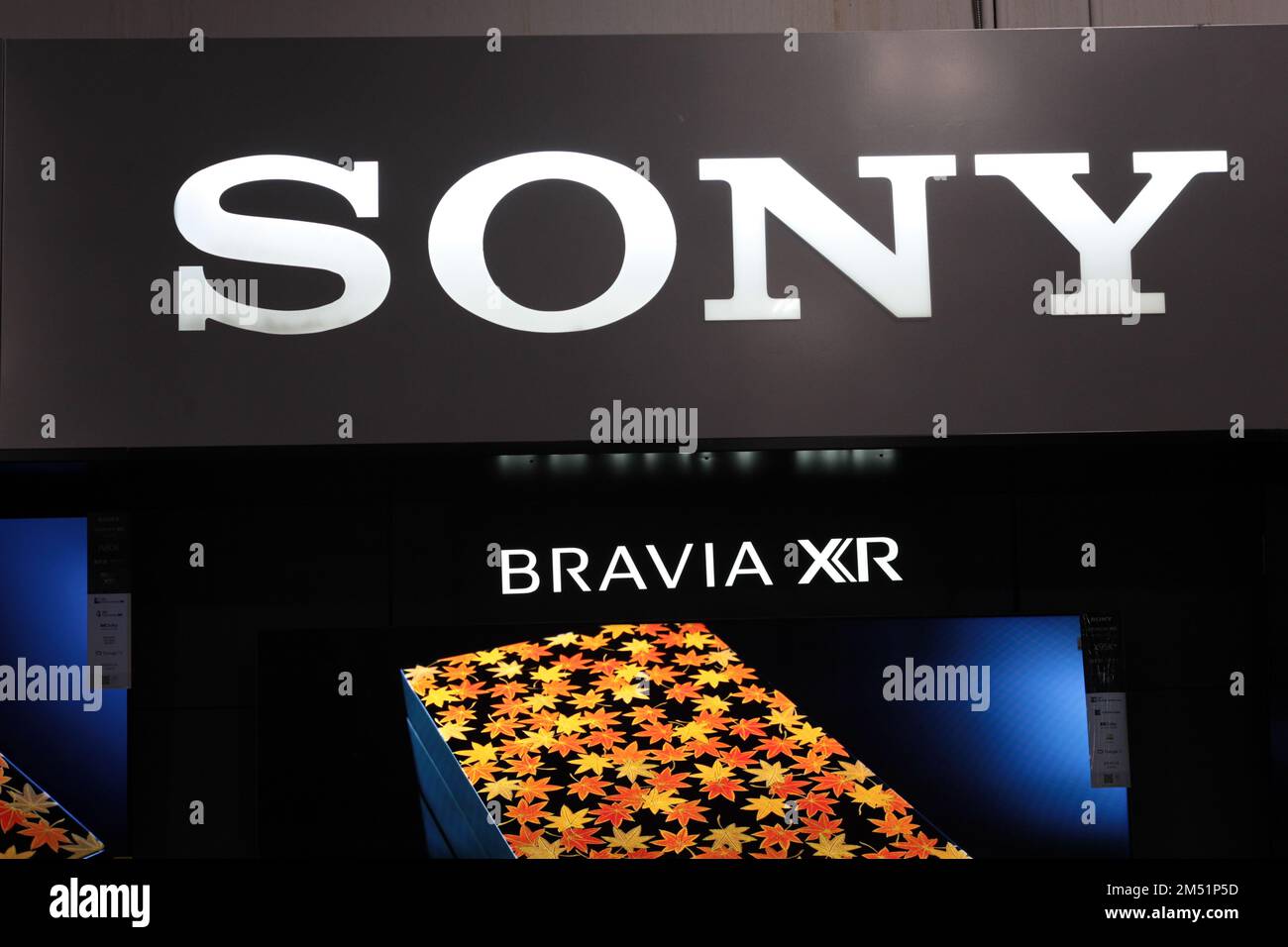 Honolulu, HI - 23. Dezember 2022: Sony Corporation Ultra High Definition TV BRAVIA XR wird im Elektronikgeschäft ausgestellt Stockfoto