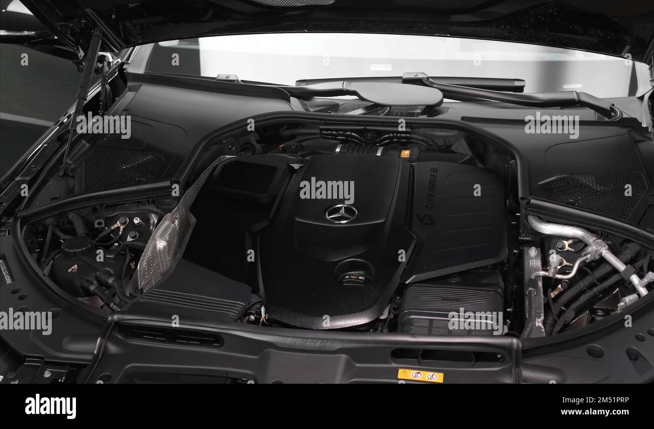 Nahaufnahme eines schwarzen Mercedes Benz S Klasse 6-Zylinder-Motors Stockfoto