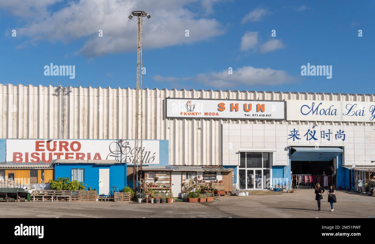 Palma de Mallorca, Spanien; dezember 16 2022: Industriebau eines chinesischen Unternehmens, das verschiedene Artikel verkauft, in einem Industriepark in Palma de Mal Stockfoto