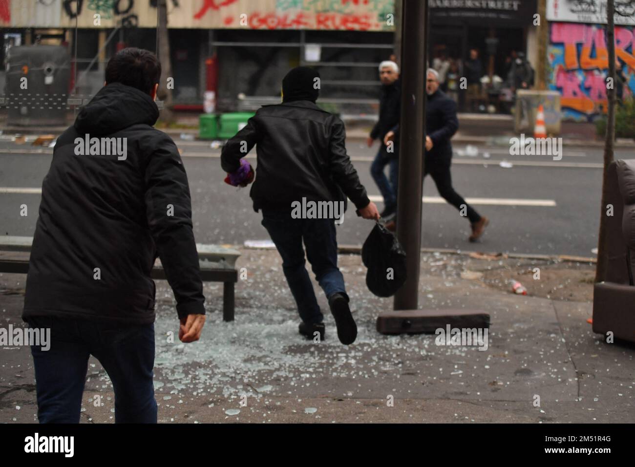 Paris, Frankreich. 24. Dezember 2022. Demonstration auf Aufforderung des Kurdischen Demokratischen Rates in Frankreich nach dem Angriff am Vortag in der Nähe eines kurdischen Kulturzentrums in der Rue d'Enghien, bei dem drei Menschen getötet und drei weitere verletzt wurden, von denen einer weiterhin in einem kritischen Zustand ist. Die Schießereien am Freitag kamen fast 10 Jahre nach dem Mord an drei kurdischen Aktivisten in der französischen Hauptstadt - ein ungelöstes Verbrechen. Hunderte von Demonstranten trafen sich am Place de la République. Kredit: Abaca Press/Alamy Live News Stockfoto