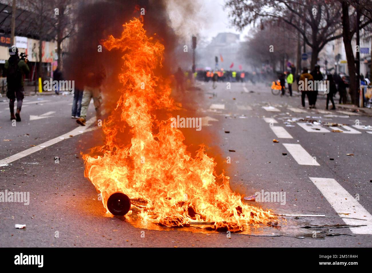 Paris, Frankreich. 24. Dezember 2022. Demonstration auf Aufforderung des Kurdischen Demokratischen Rates in Frankreich nach dem Angriff am Vortag in der Nähe eines kurdischen Kulturzentrums in der Rue d'Enghien, bei dem drei Menschen getötet und drei weitere verletzt wurden, von denen einer weiterhin in einem kritischen Zustand ist. Die Schießereien am Freitag kamen fast 10 Jahre nach dem Mord an drei kurdischen Aktivisten in der französischen Hauptstadt - ein ungelöstes Verbrechen. Hunderte von Demonstranten trafen sich am Place de la République. Kredit: Abaca Press/Alamy Live News Stockfoto