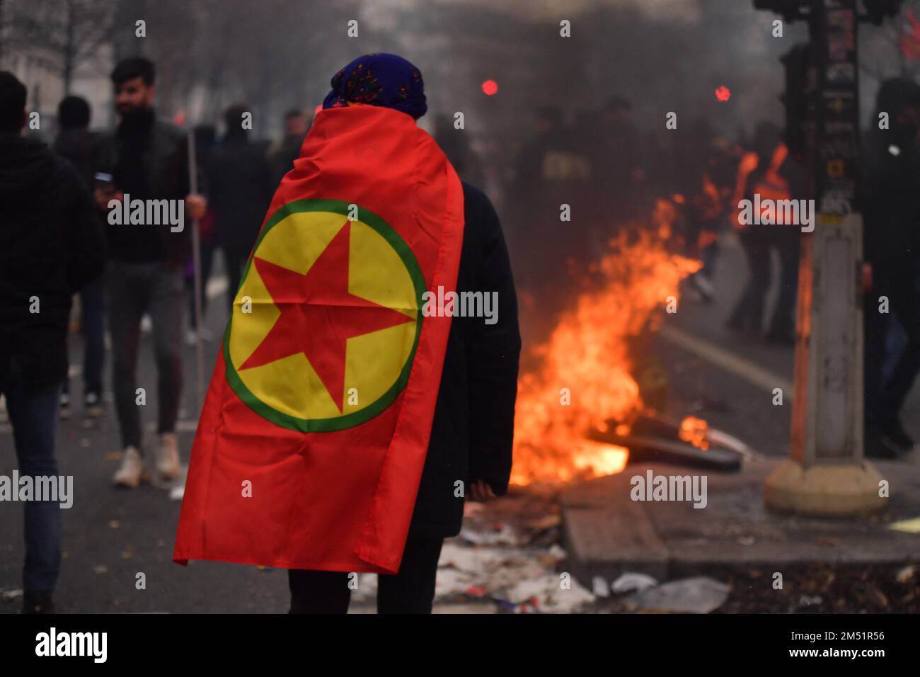 Paris, Frankreich. 24. Dezember 2022. Demonstration auf Aufforderung des Kurdischen Demokratischen Rates in Frankreich nach dem Angriff am Vortag in der Nähe eines kurdischen Kulturzentrums in der Rue d'Enghien, bei dem drei Menschen getötet und drei weitere verletzt wurden, von denen einer weiterhin in einem kritischen Zustand ist. Die Schießereien am Freitag kamen fast 10 Jahre nach dem Mord an drei kurdischen Aktivisten in der französischen Hauptstadt - ein ungelöstes Verbrechen. Hunderte von Demonstranten trafen sich am Place de la République. Kredit: Abaca Press/Alamy Live News Stockfoto