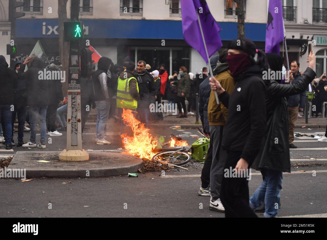 Paris, Frankreich. 24. Dezember 2022. Demonstration auf Aufforderung des Kurdischen Demokratischen Rates in Frankreich nach dem Angriff am Vortag in der Nähe eines kurdischen Kulturzentrums in der Rue d'Enghien, bei dem drei Menschen getötet und drei weitere verletzt wurden, von denen einer weiterhin in einem kritischen Zustand ist. Die Schießereien am Freitag kamen fast 10 Jahre nach dem Mord an drei kurdischen Aktivisten in der französischen Hauptstadt - ein ungelöstes Verbrechen. Hunderte von Demonstranten trafen sich am Place de la République. Kredit: Abaca Press/Alamy Live News Stockfoto