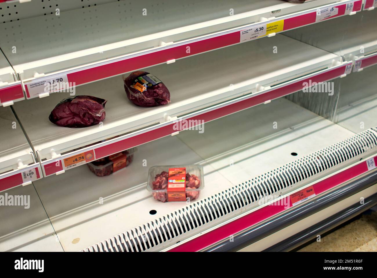 Glasgow, Schottland, Vereinigtes Königreich 24. Dezember 2022. Weihnachtseinkäufe in Sainsburys sahen leere Supermarktregale, während die Leute bis nach dem Urlaub geschlossen hatten. Credit Gerard Ferry/Alamy Live News Stockfoto