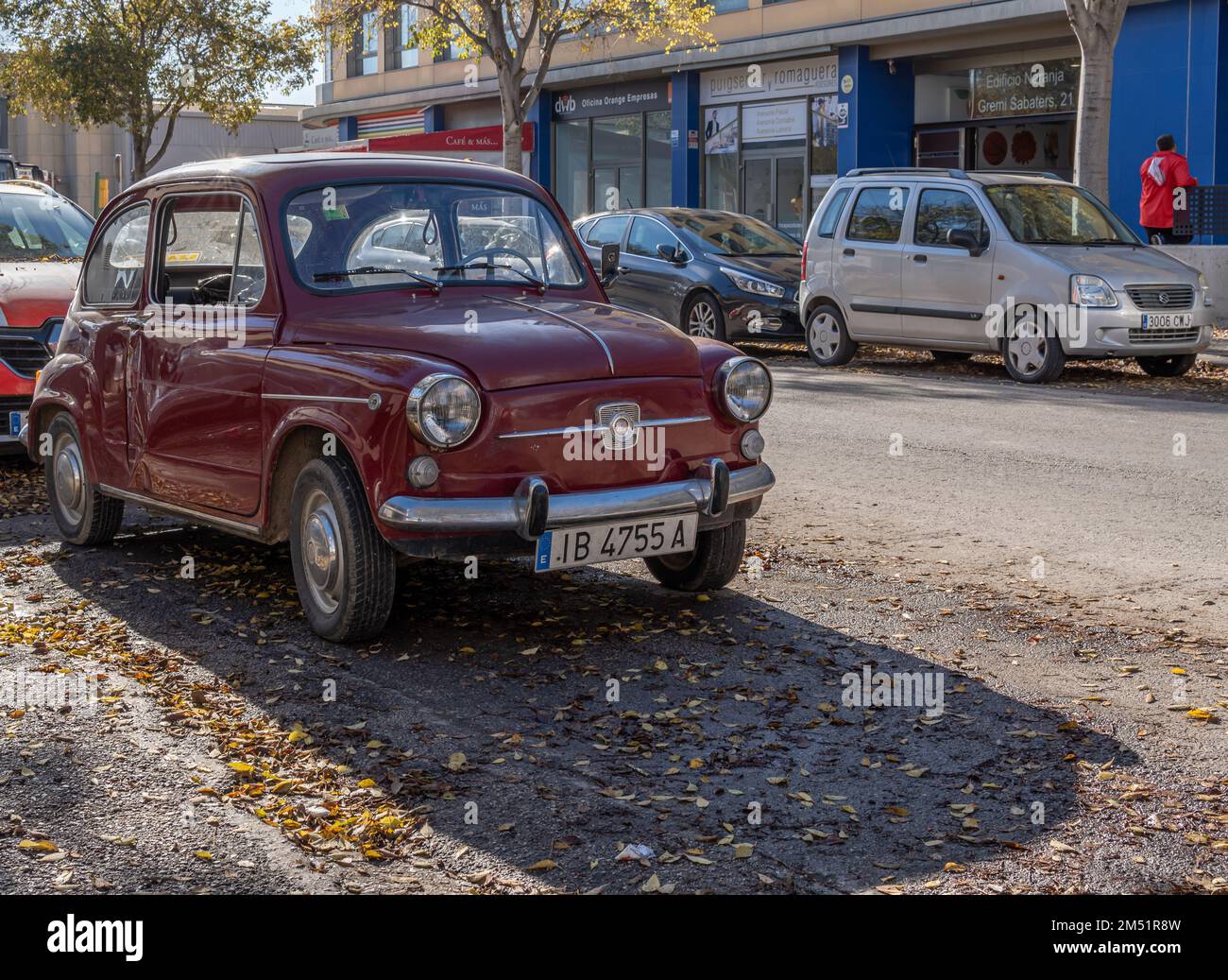 Palma de Mallorca, Spanien; dezember 16 2022: Alter Sitz 600 lila Auto, geparkt in einem Industriegebiet in Palma de Mallorca, ein sonniger Herbstmorgen. Spai Stockfoto