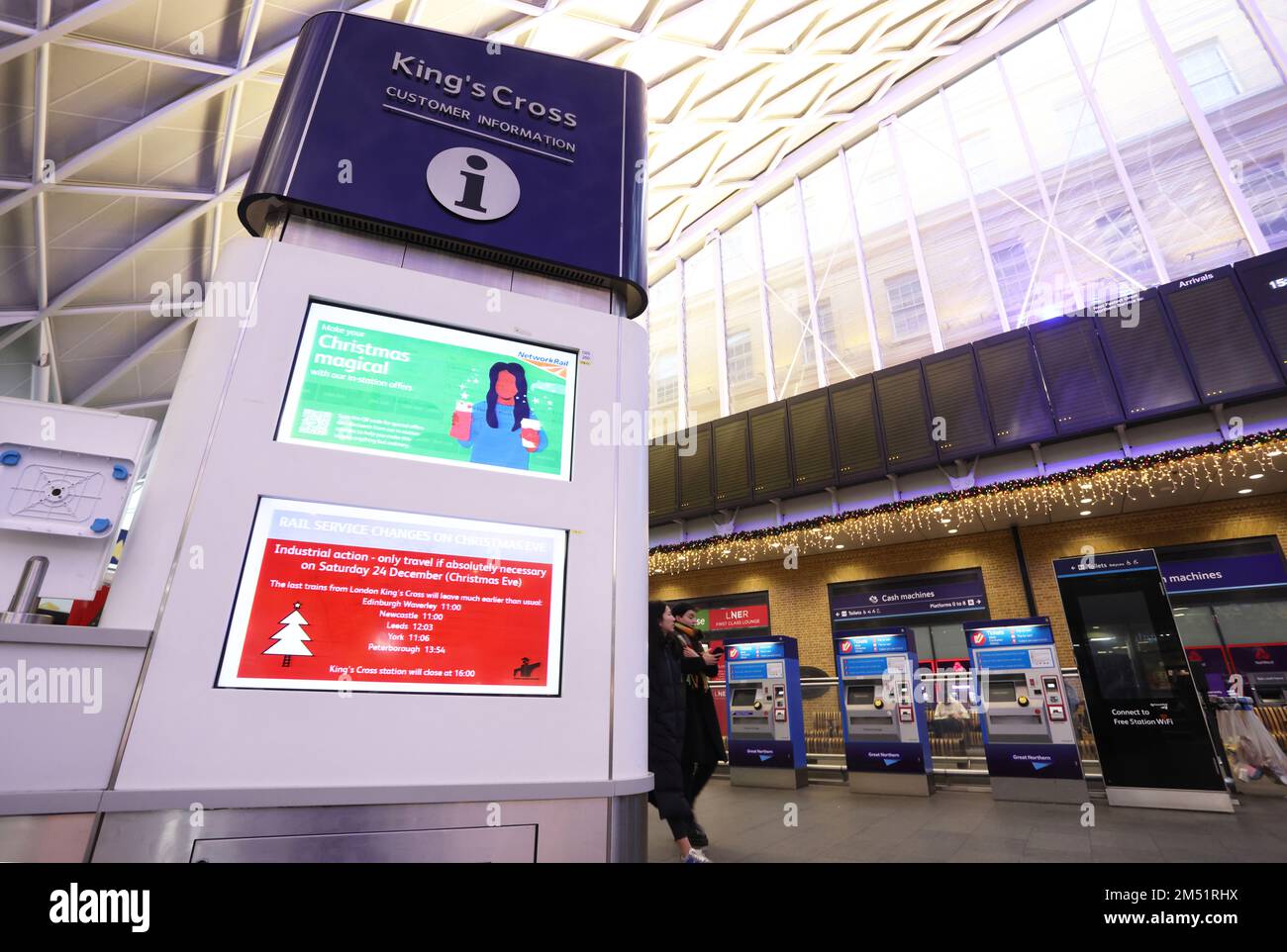 London, Vereinigtes Königreich, 24. Dezember 2022. Eine ungewöhnlich ruhige Kings Cross Station im Norden Londons, wo die Passagierzüge um 3pm Uhr fertig wurden, da weitere Streiks anfingen. Millionen von Menschen sind aufgrund der stark beanspruchten Zeitpläne mit Unterbrechungen konfrontiert. Kredit: Monica Wells/Alamy Live News Stockfoto