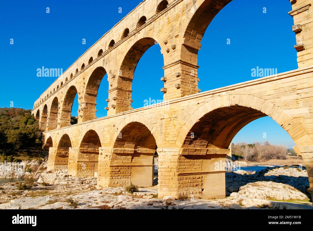 Die Bögen der Pont Du Gard in der niedrigen Wintersonne. Stockfoto